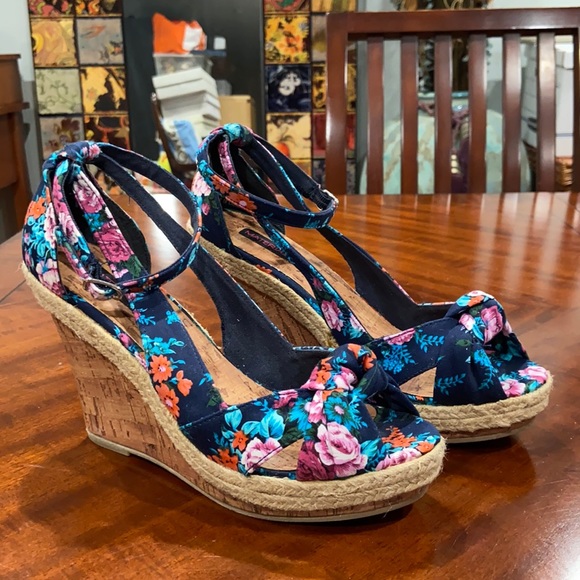 Floral Wedges - Picture 1 of 6